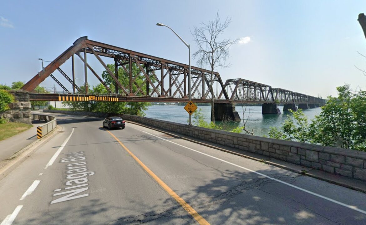 illegal crossing Fort Erie